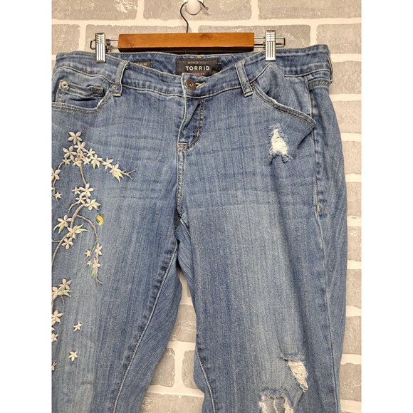 TORRID‎ Women's Distressed Floral Embroidered BoyFriend  Jeans Size 14R - Picture 4 of 8
